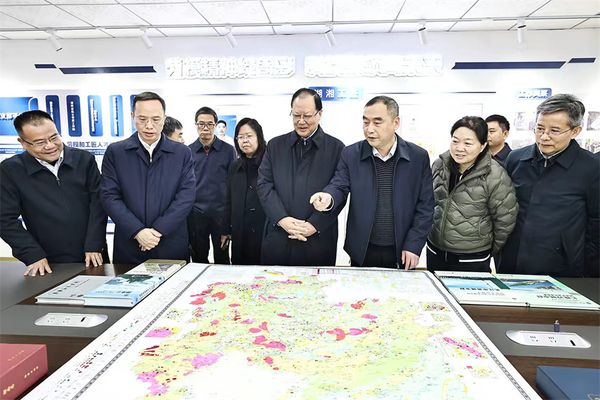 毛偉明在省地質(zhì)院調(diào)研